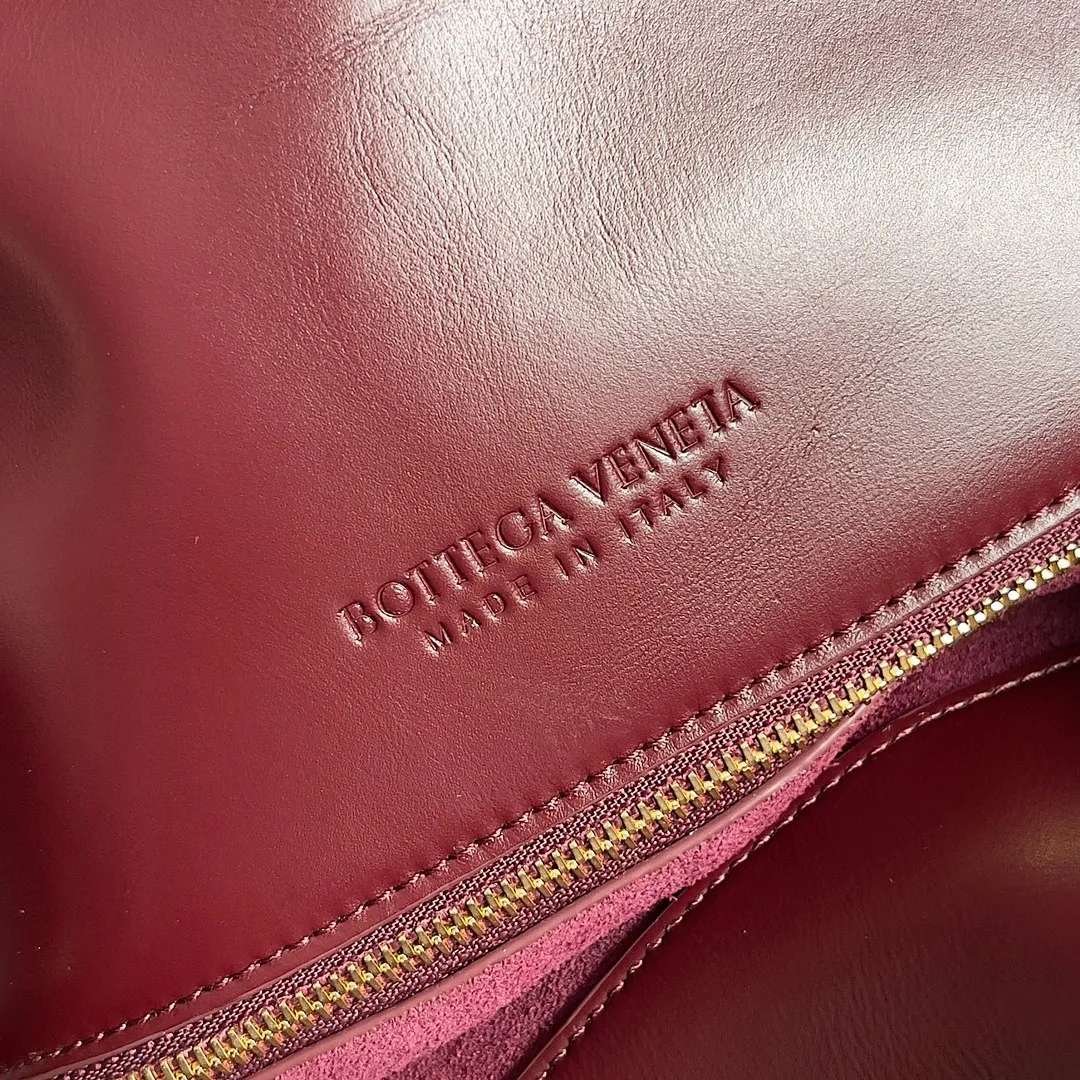Batch 1680 Inspired by the 1970s, the Bottega Veneta women's logo shoulder bag has a smooth leather surface that brings a clean and handsome feel, just like the neatness and tenacity of a working woman. The front buckle is made of high-quality hardware pendant, the overall retro elegance, and the excellent leather feels soft. This Bottega Veneta series can be described as beautiful, weakening the complexity of the outfit, not competing for it, and only using the best quality to interpret itself. Style number: 806034 (large size) Size: 30*20*8cm